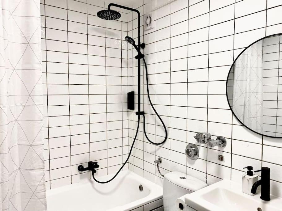 Top-Apartment Mit Parkplatz Und Balkon รอยท์ลิงเงน ภายนอก รูปภาพ